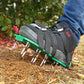 👟 50 % RABATT NÅ! 🌿 Plenslåpeskor med 26 pigger – justerbare stropper, lufter plenjorden effektivt og gir god passform 🏡