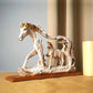 Galopperende hestestatue med ponni steinfigur