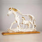 Galopperende hestestatue med ponni steinfigur