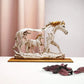 Galopperende hestestatue med ponni steinfigur