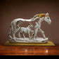 Galopperende hestestatue med ponni steinfigur