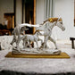 Galopperende hestestatue med ponni steinfigur