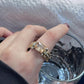 🎁Varmt salg🔥Kraftig vintage zirkonia ring med bredt bånd